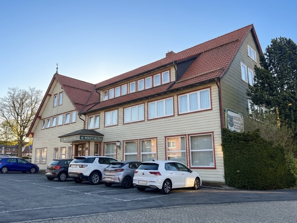 Wolfs Hotel Außenansicht mit Parkplatz