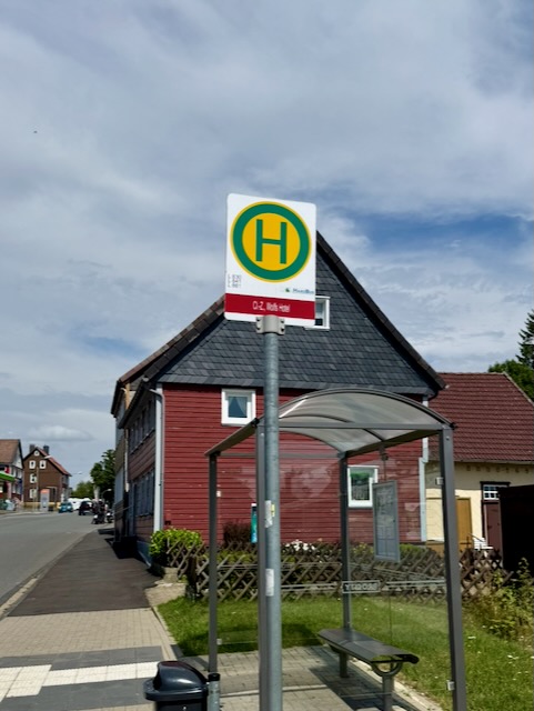 Bushaltestelle Wolfs Hotel direkt vor dem Hotel in Clausthal-Zellerfeld